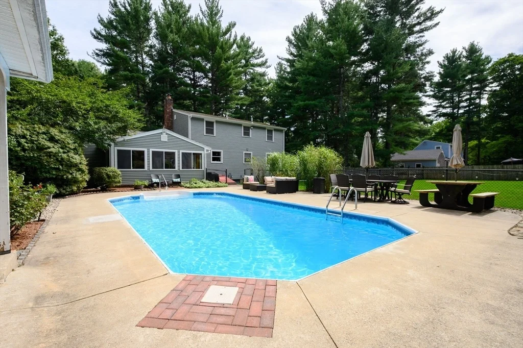 Photo of 86 Edgewater Dr