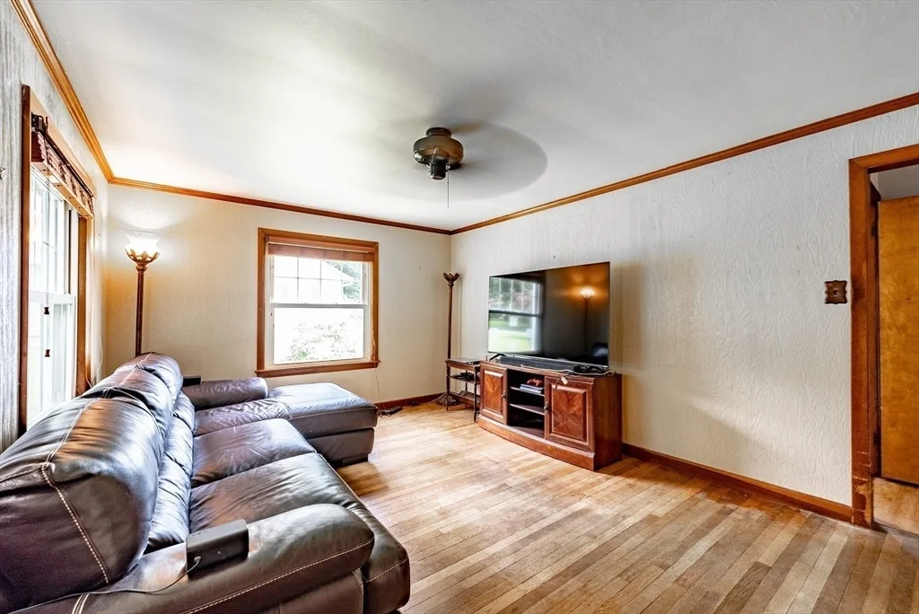 Photo of 187 Leyden Rd