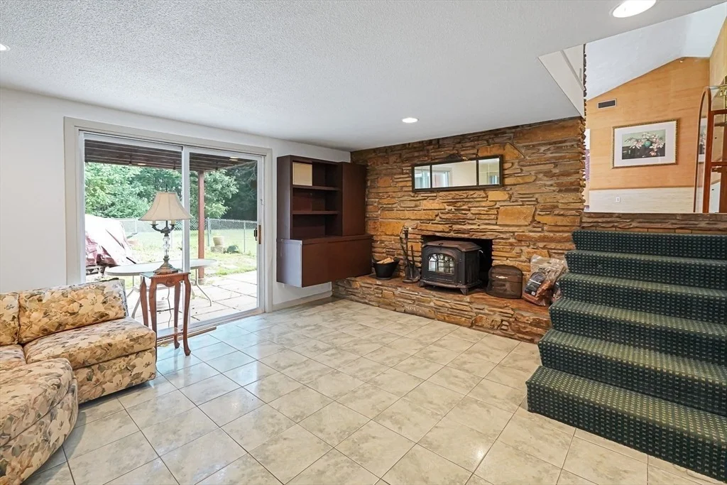 Photo of 17 Crowningshield Dr