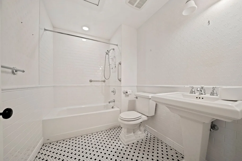 Photo of 1220 Main St