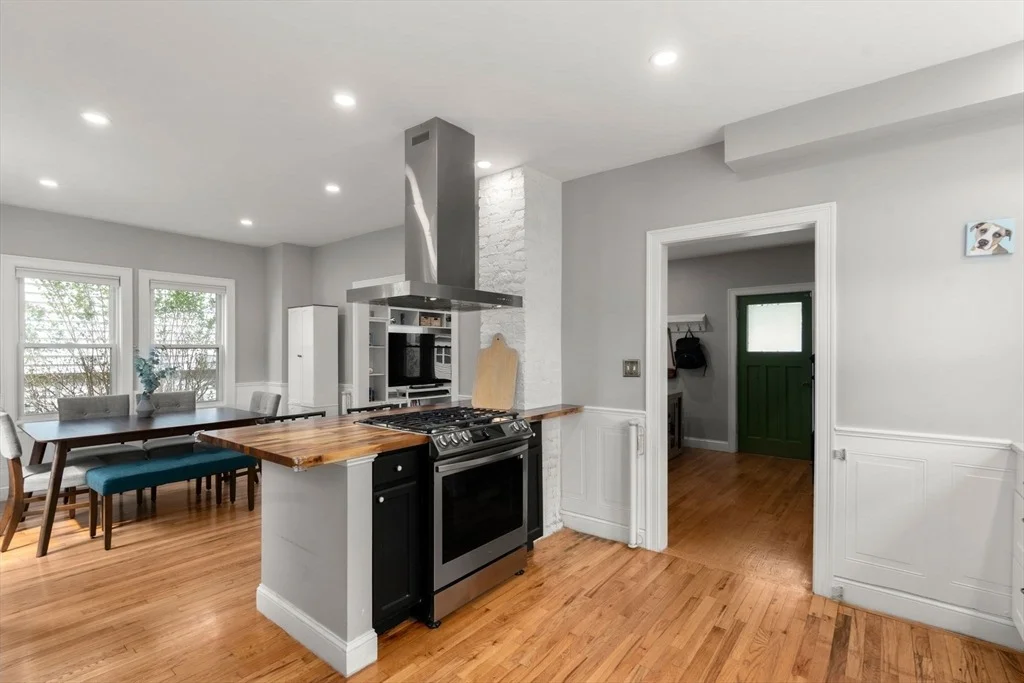 Photo of 48 Bettinson Ave