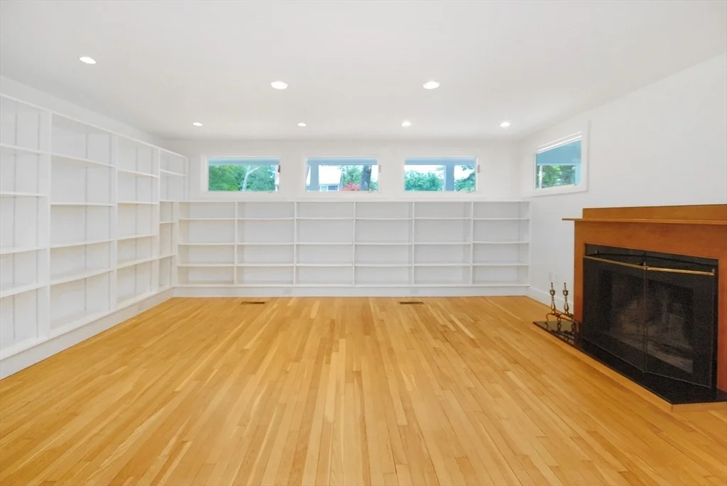 Photo of 297 Laws Brook Rd