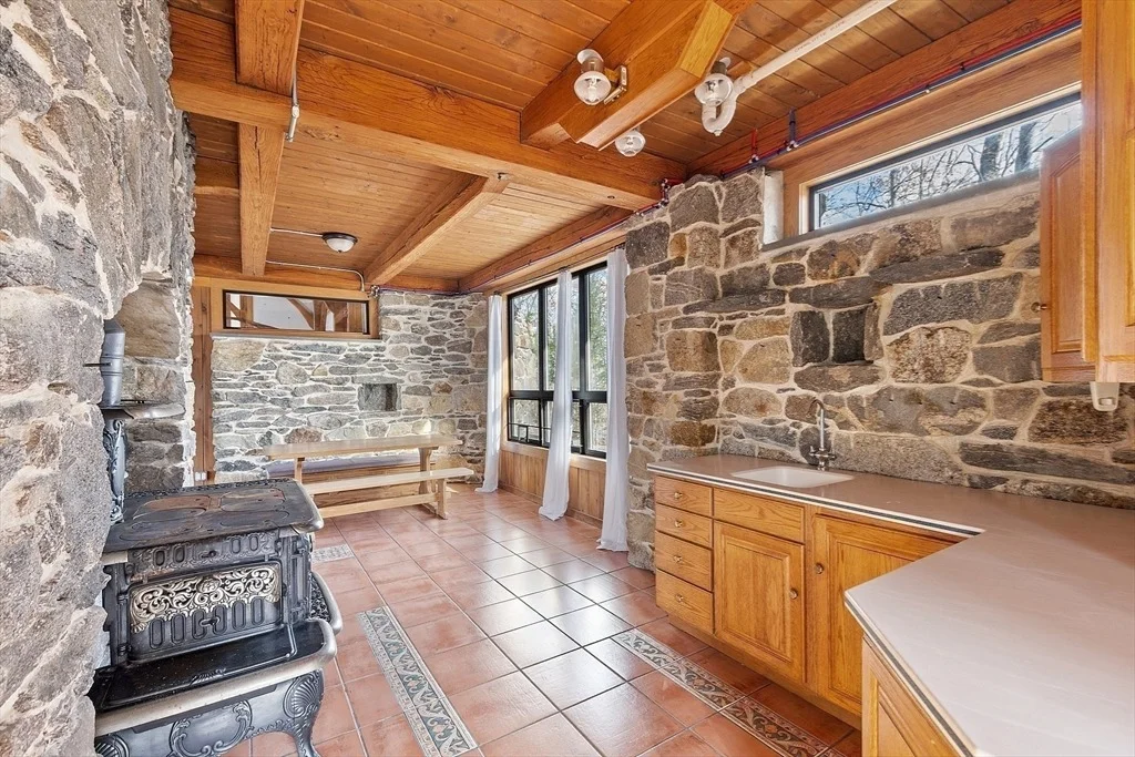 Photo of 102 Lyons Hill Rd