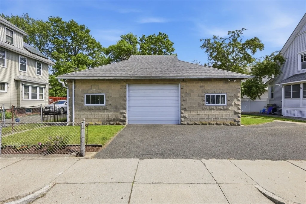 Photo of 585 Armory St