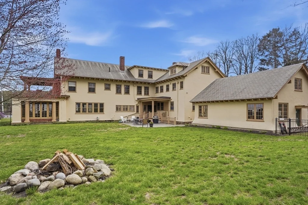 Photo of 372 Main St