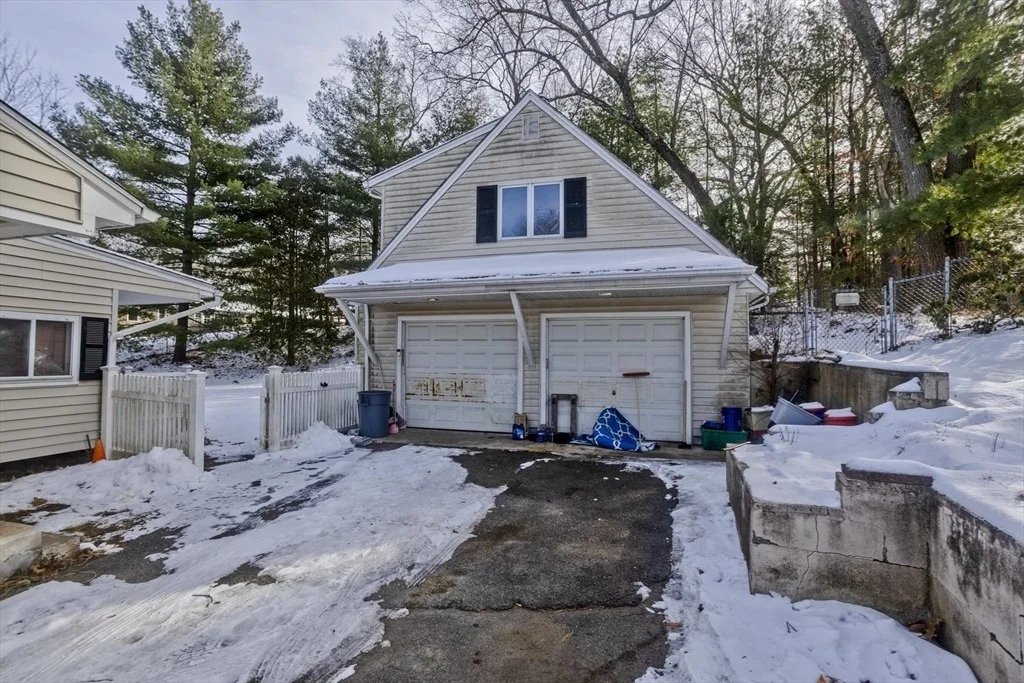 Photo of 647 Plumtree Rd