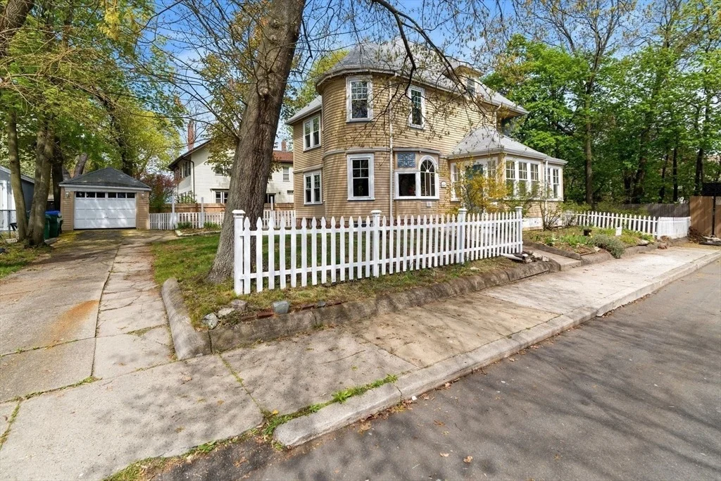 Photo of 10 Oak Bluff St