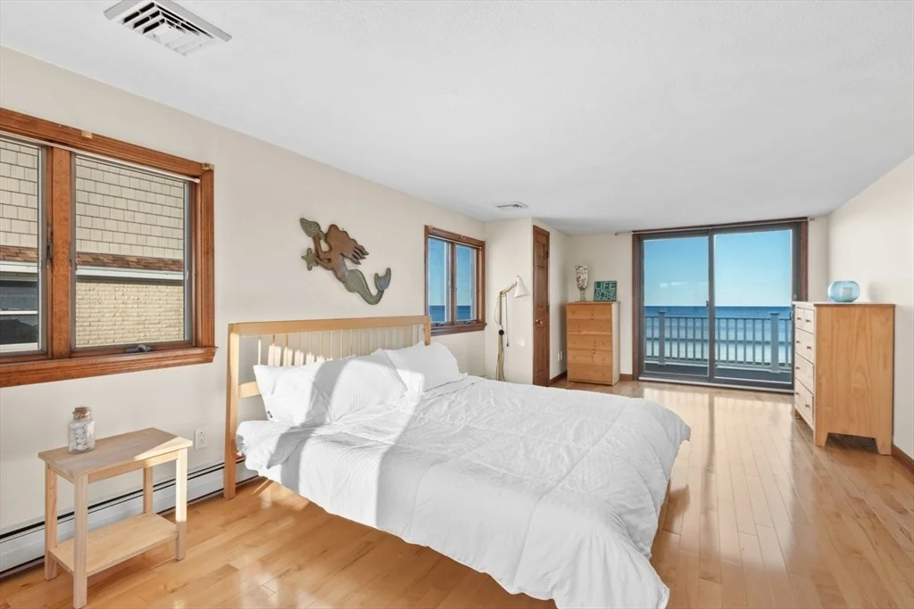 Photo of 360 N End Blvd