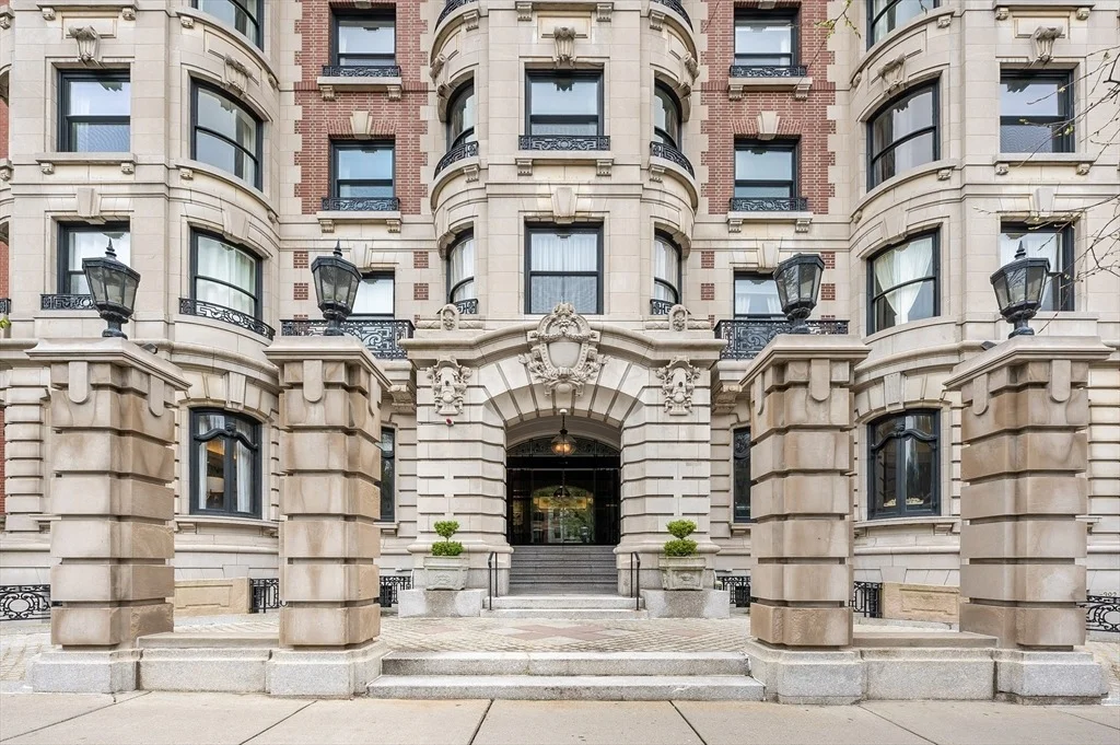 Photo of Unit 607 at 390 Commonwealth Avenue