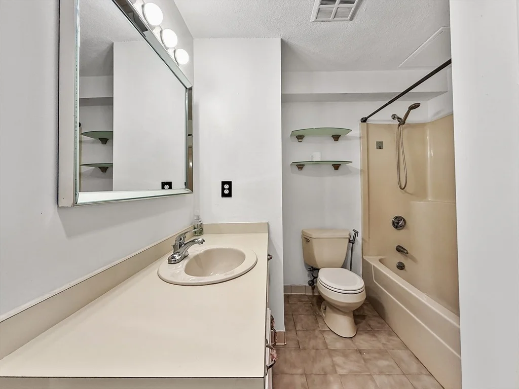 Photo of Unit 304 at 39 Parlin St