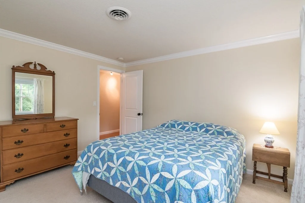 Photo of 42 Elizabeth Cir