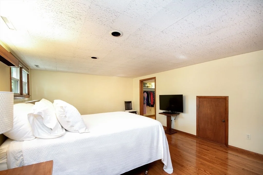 Photo of 18 Howland Cir