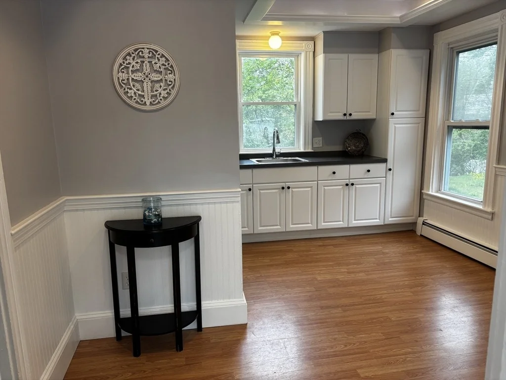 Photo of 1048 Main St