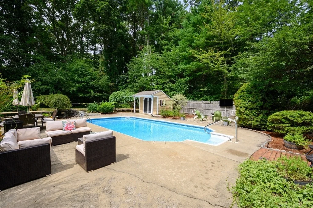 Photo of 86 Edgewater Dr