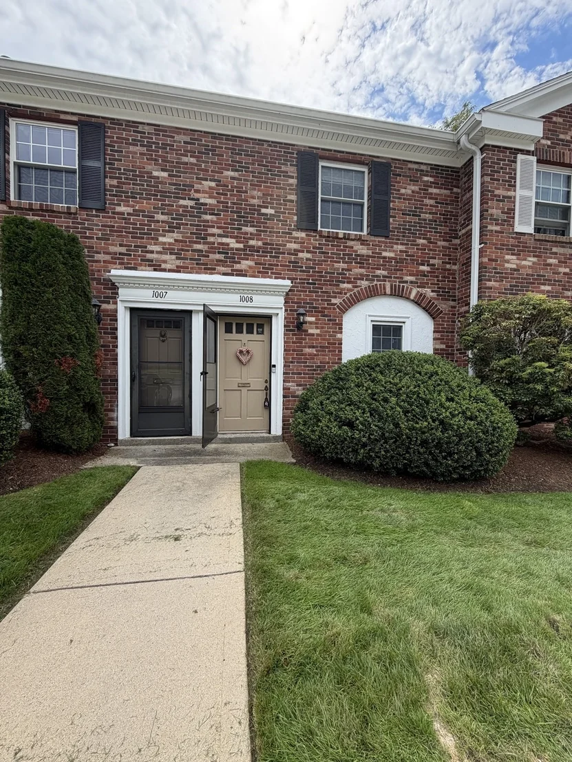 Photo of Unit 1008 at 1008 Windsor Drive