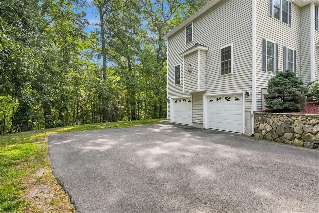 Photo of 6 Londonderry Ln