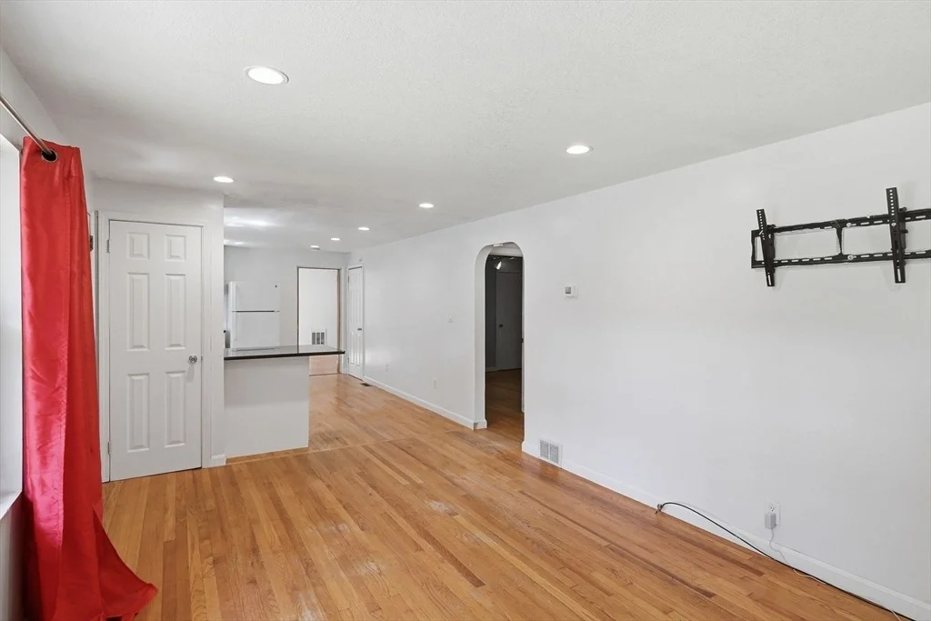 Photo of 881 Roosevelt Ave