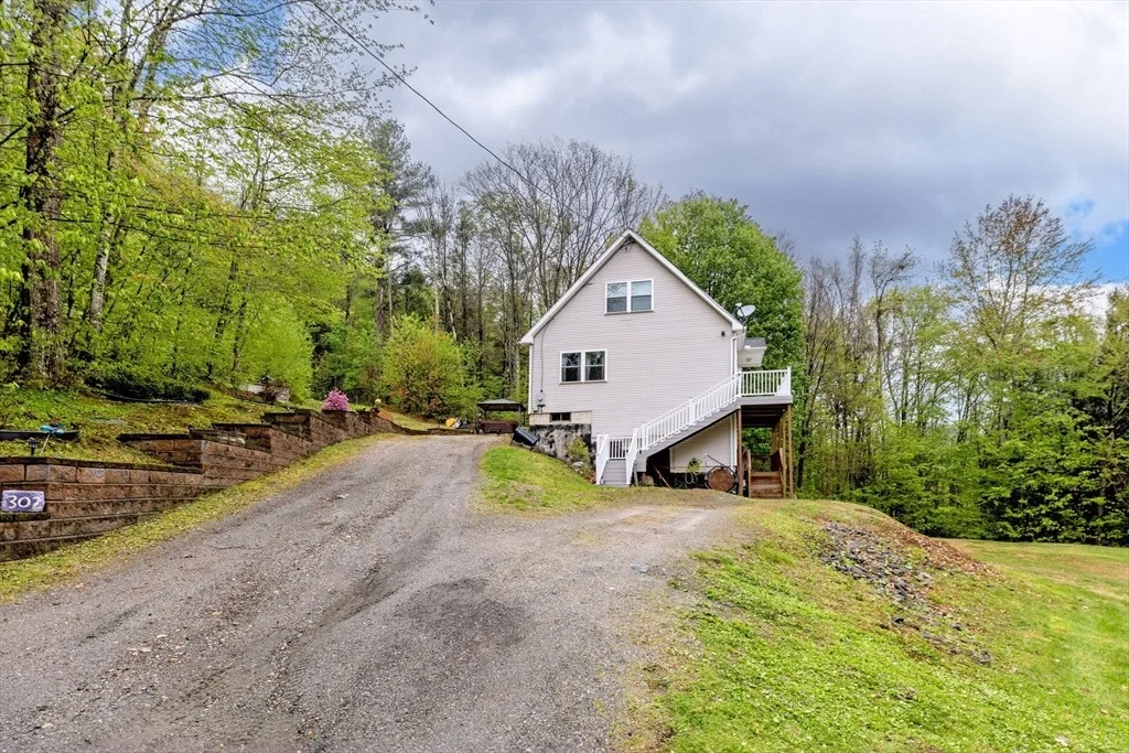 Photo of 302 Middlefield Rd