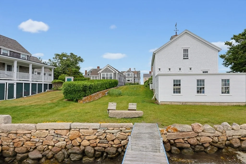Photo of 2037 Main Rd
