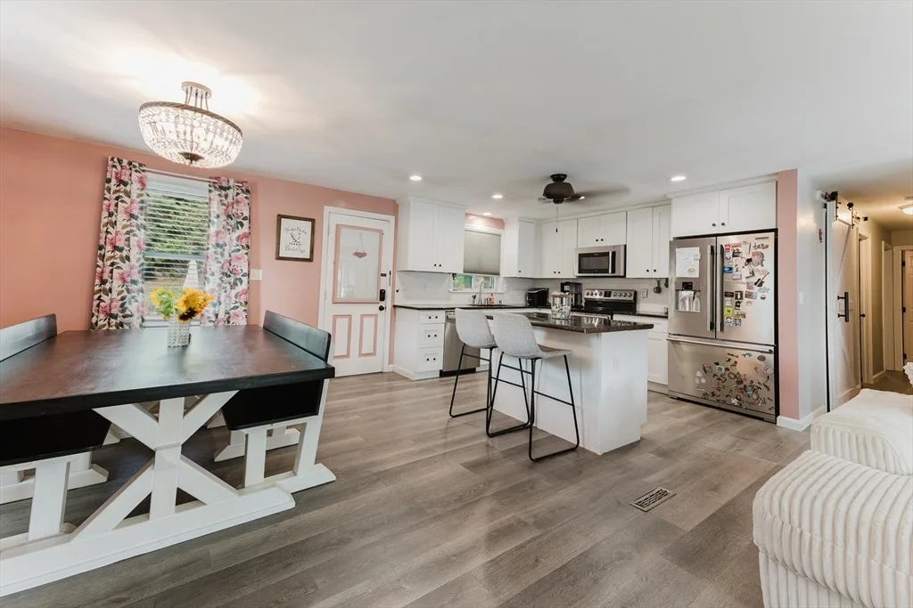 Photo of 649 Middle Rd