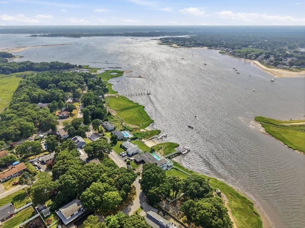 Photo of 79 Edgewater Dr