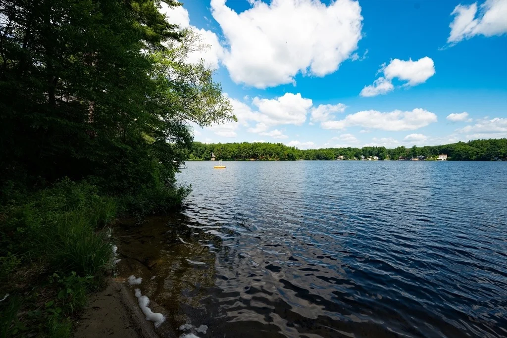 Photo of 320 Fort Pond Rd