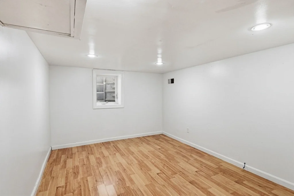 Photo of 881 Roosevelt Ave