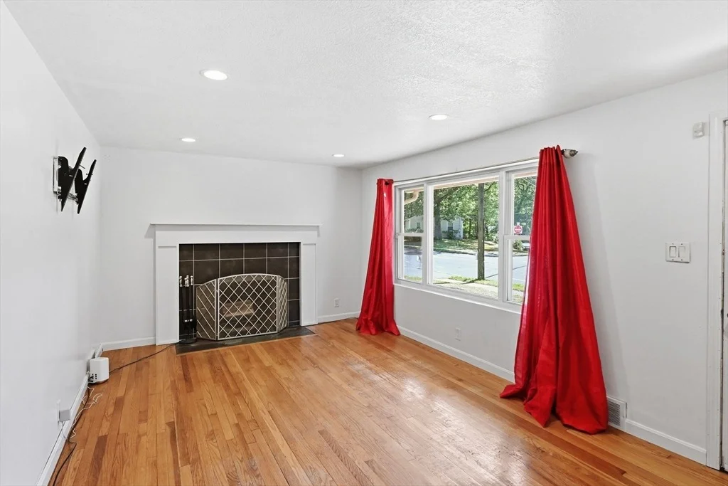 Photo of 881 Roosevelt Ave