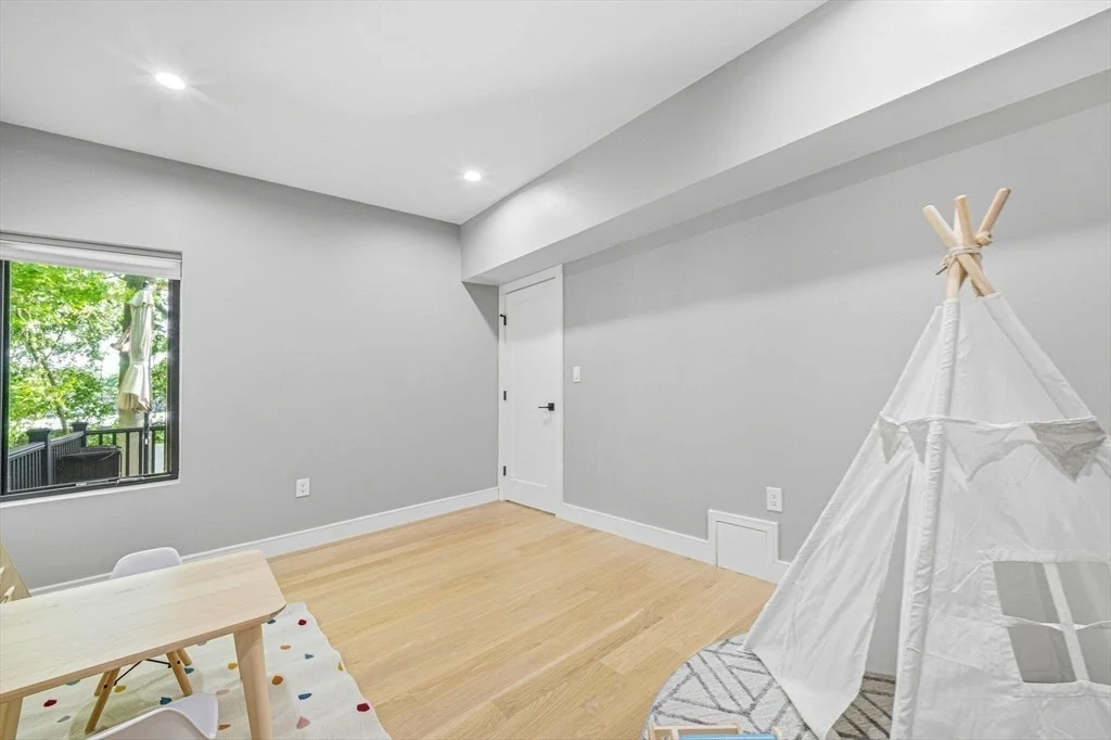 Photo of 284 Webster St