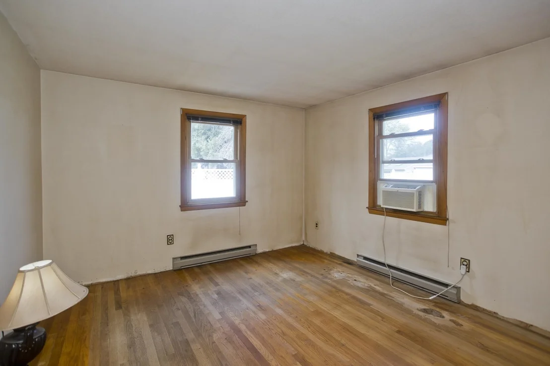 Photo of 956 Granby Rd