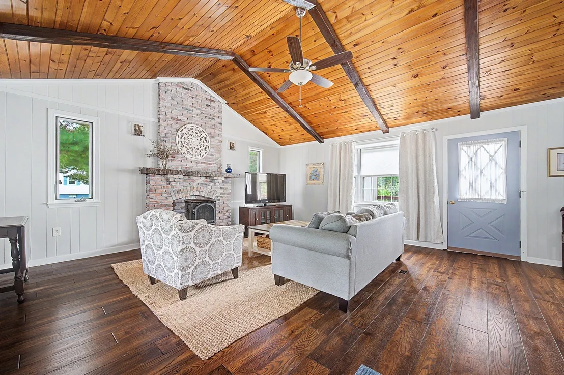 Photo of 592 Pond St