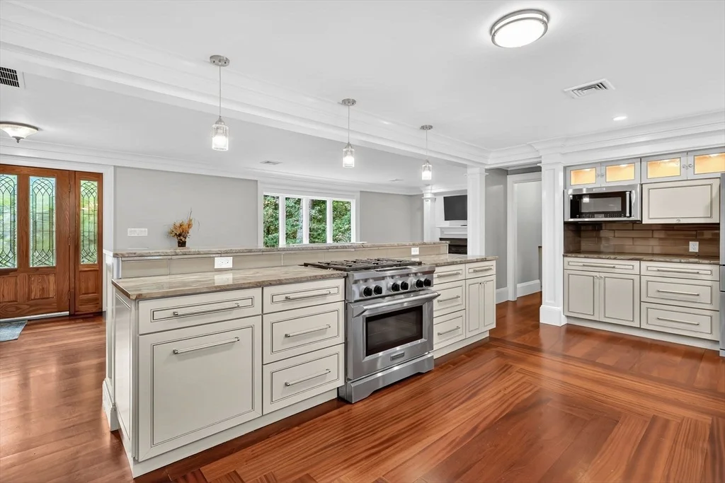 Photo of 8 Fox Hill Dr