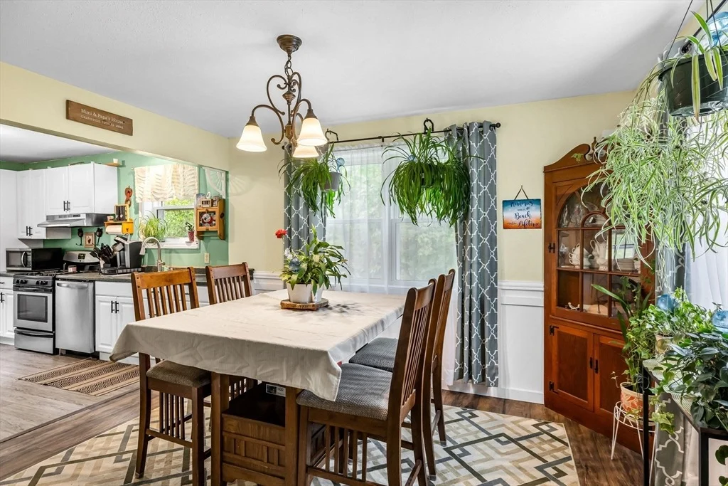Photo of 302 Middlefield Rd