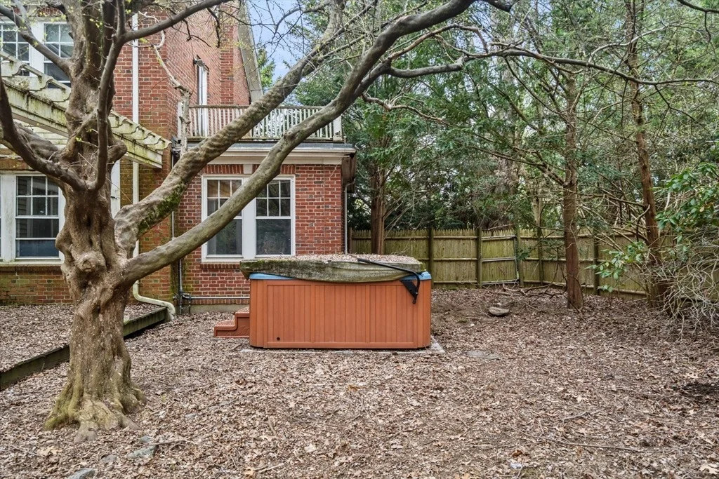 Photo of 10 Stoneleigh Cir