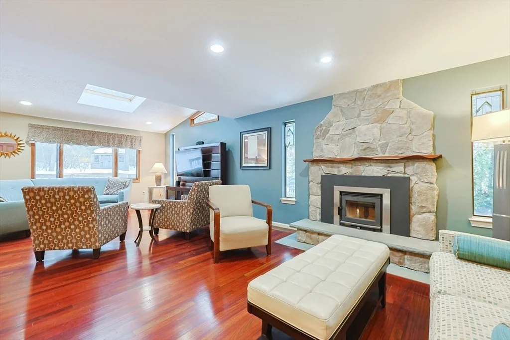 Photo of 18 Sherborne Cir