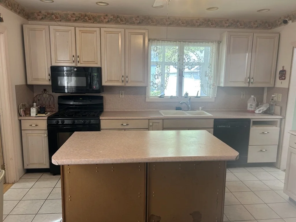 Photo of 5 Utica Dr