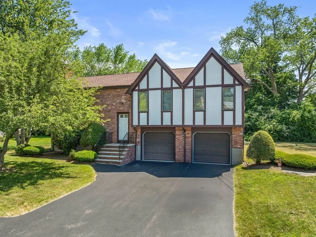 Photo of 36 Bittersweet Ln
