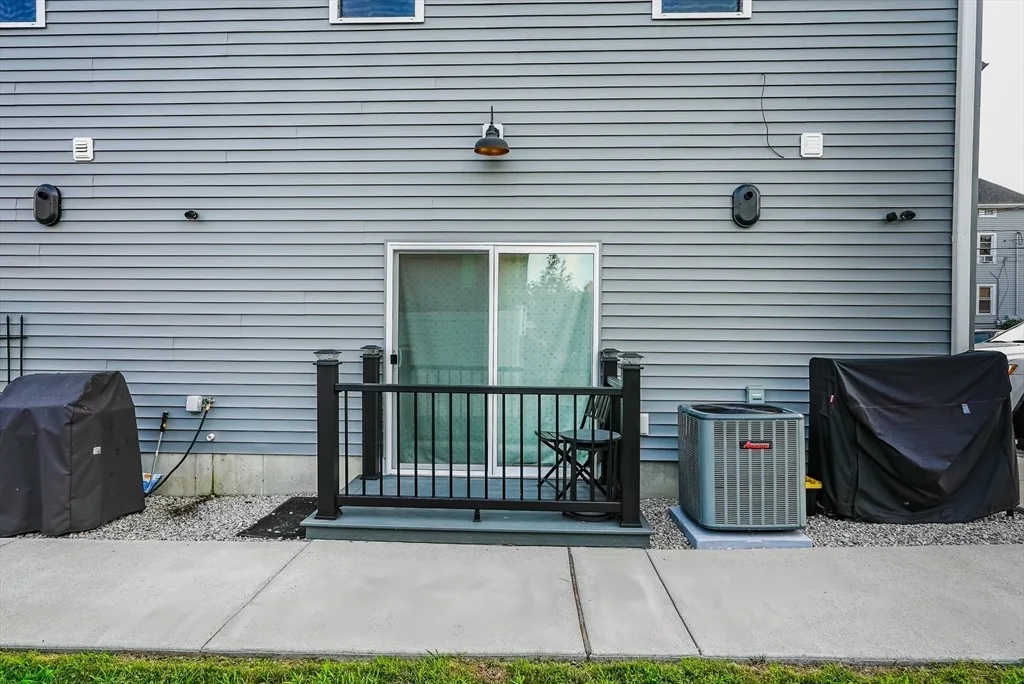 Photo of Unit 1 at 550 Spring St