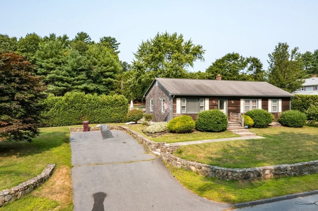 Photo of 649 Middle Rd