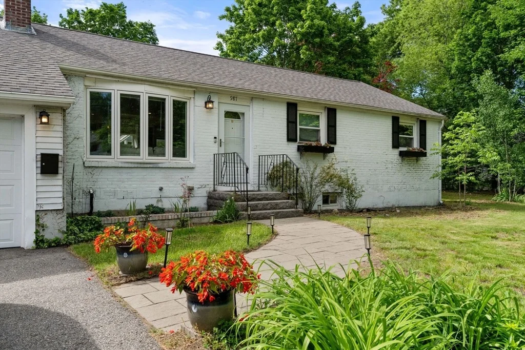 Photo of 987 Pleasant St