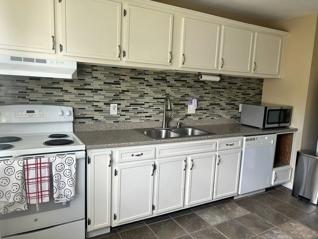 Photo of Unit C at 80 Colonial Cir