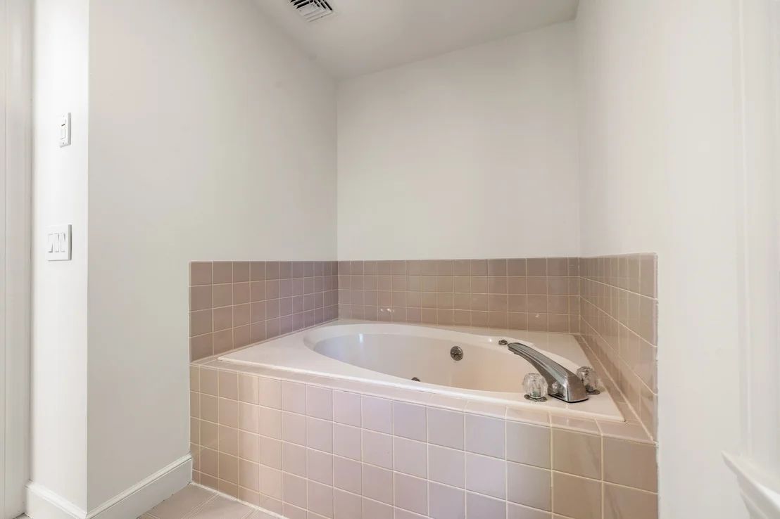 Photo of 6 Lexington Cir