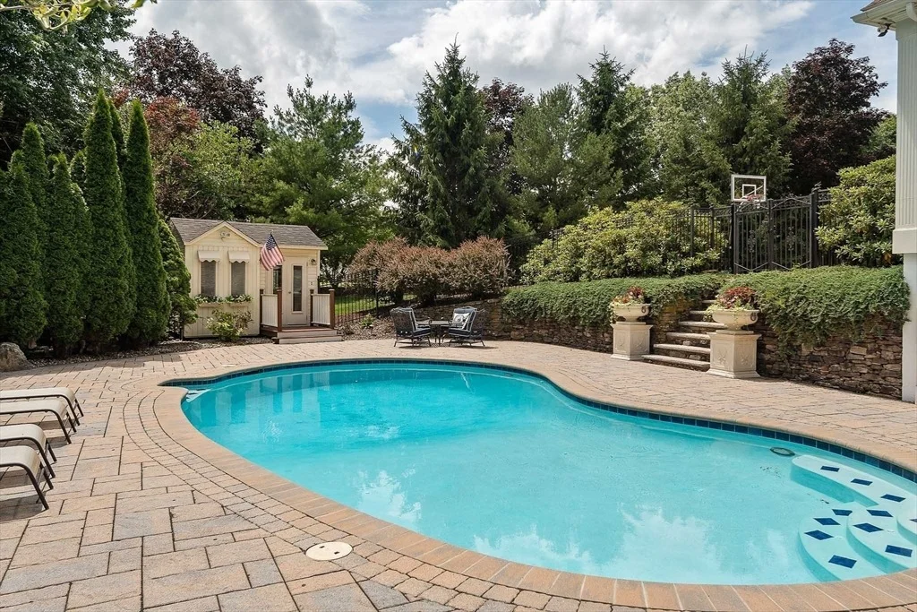 Photo of 8 Buttonwood Dr