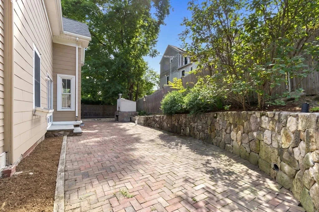 Photo of 868 Main St