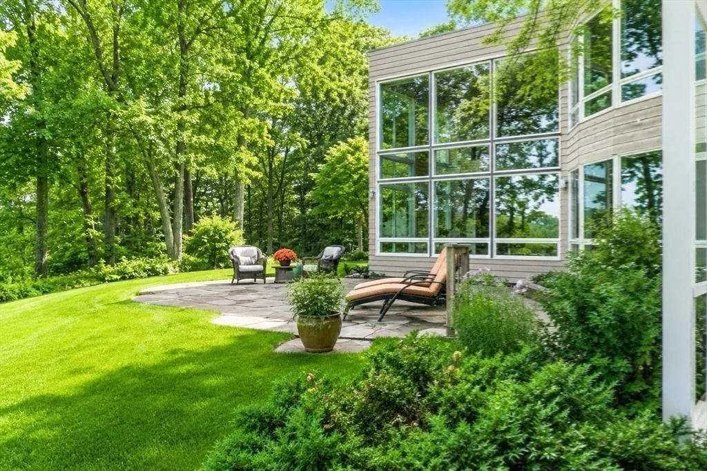 Photo of 389 River Rd