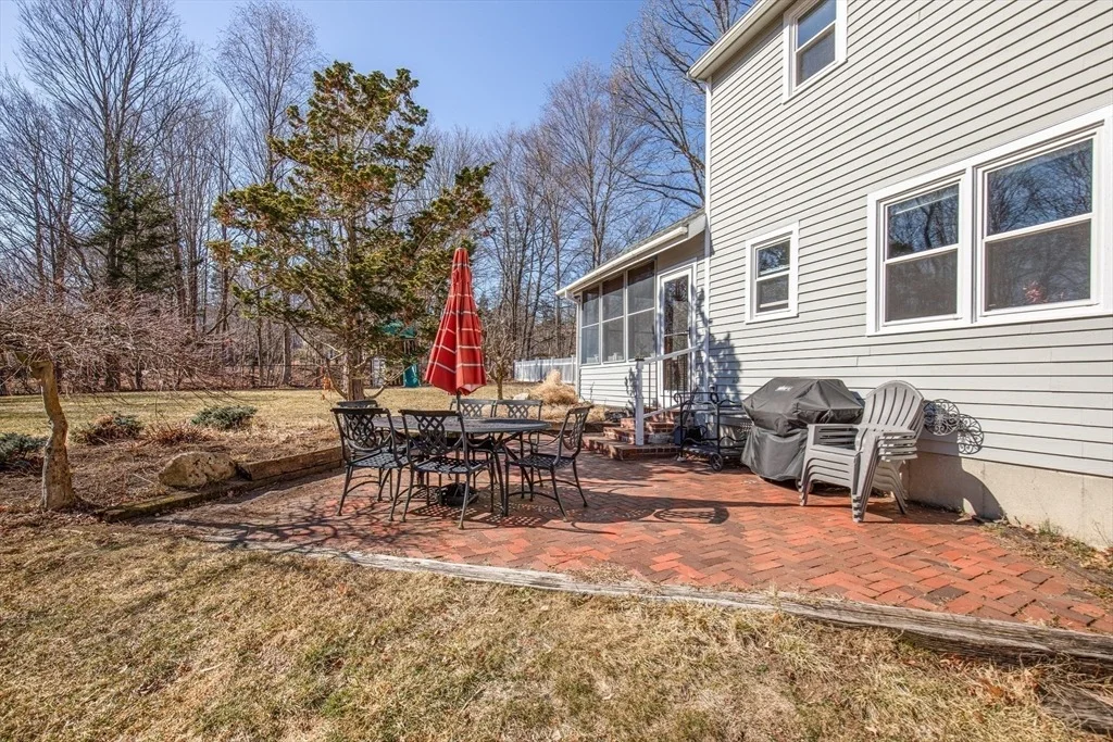 Photo of 886 Salem End Rd