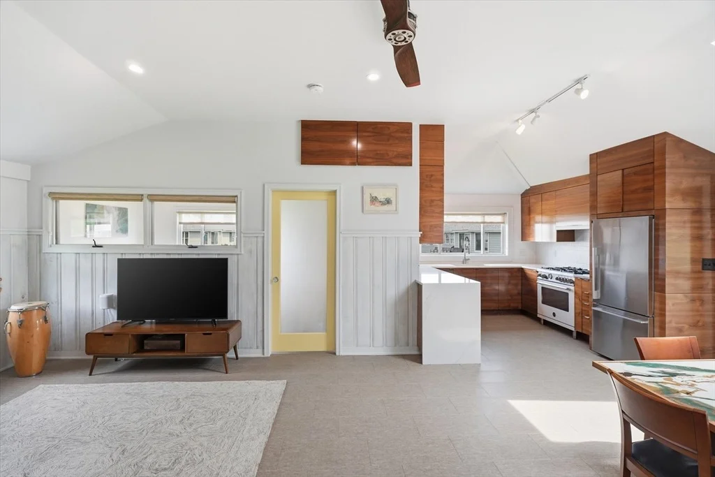 Photo of 349 N End Blvd
