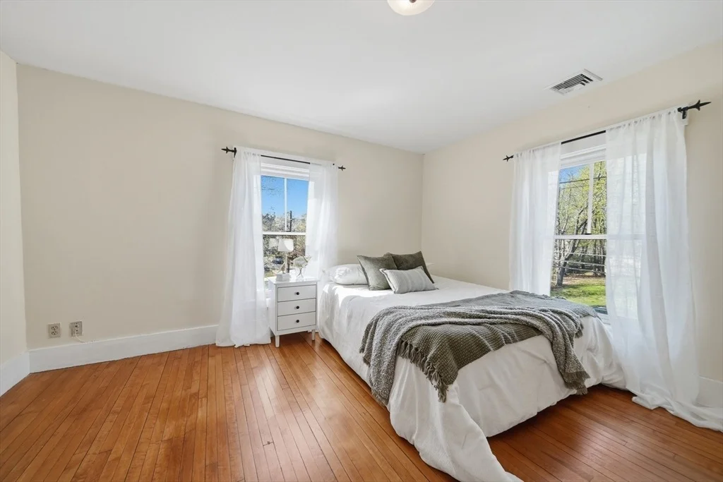 Photo of 1547 Main St