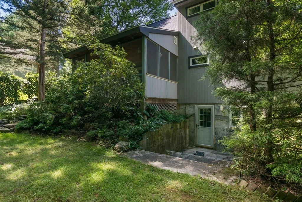 Photo of 97 Crossbrook Ave
