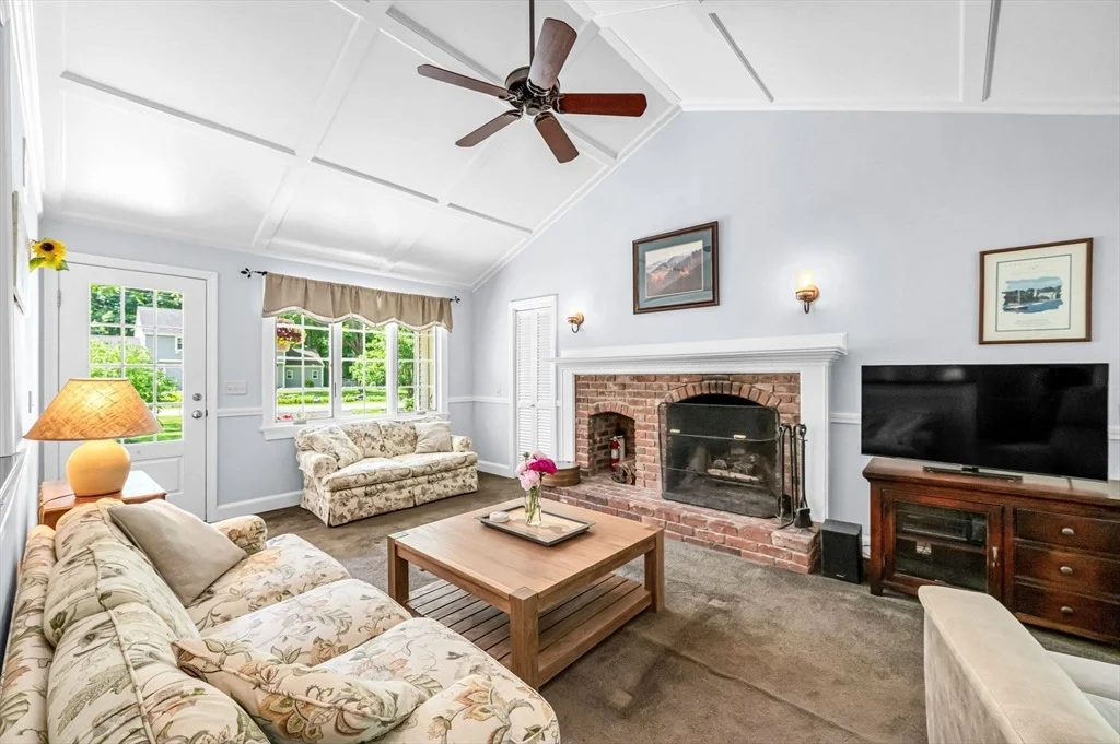 Photo of 6 Brookmont Dr